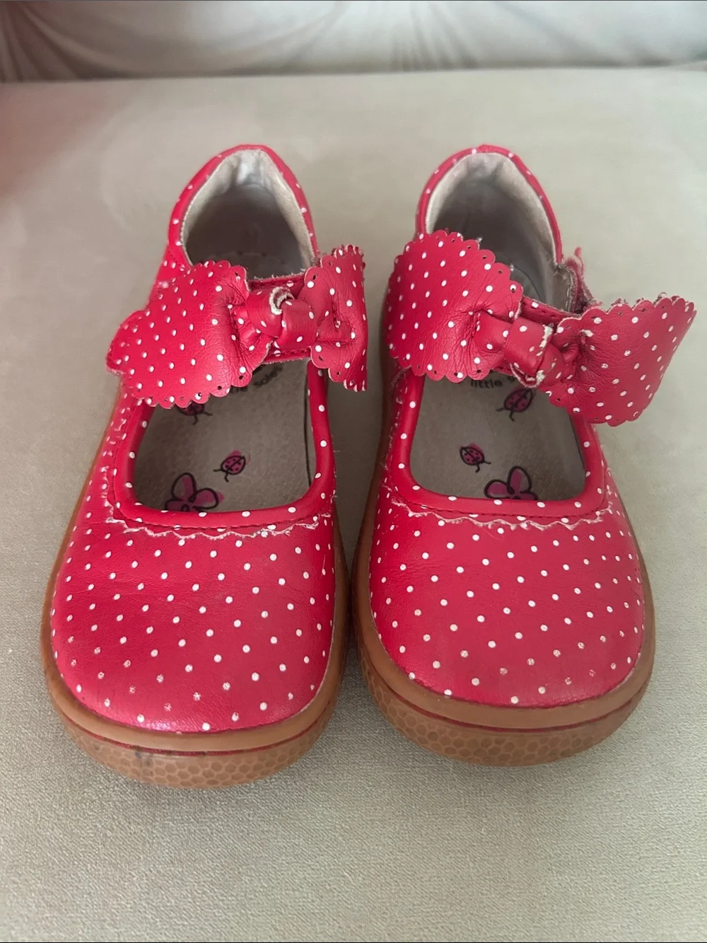 Toddler girls size 9 dress shoe polka dots bow Velcro strap Mary Jane’s